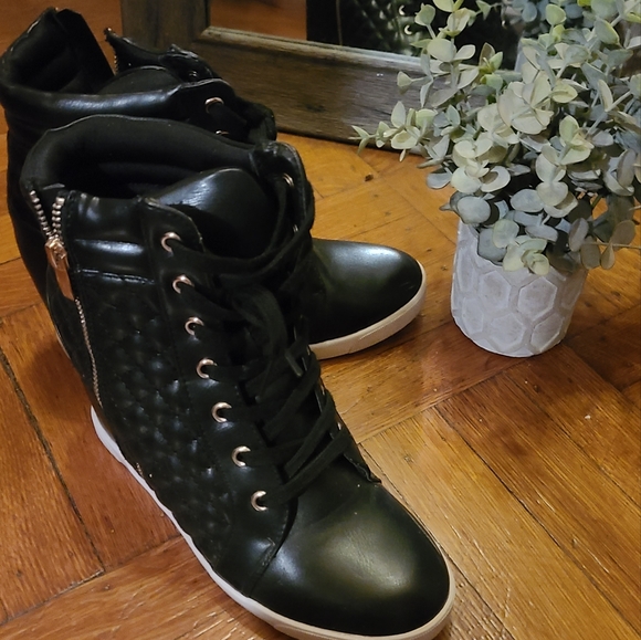 Shoe Dazzle Shoes - 7.5 Wedge/Platform Sneakers Shoe Dazzle 7.5